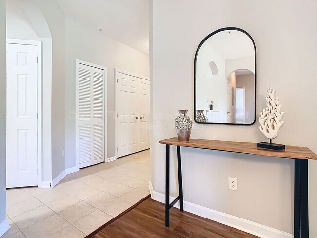 Building Photo - 2300 Silver Palm Dr