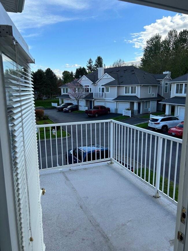 Building Photo - 2 Bed, 2 bath Condo w/garage in West Bay at The Lakes in Kent, $2550/mo.