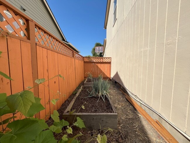 Building Photo - Spacious 4-Bedroom, 2.5-Bathroom Home with...