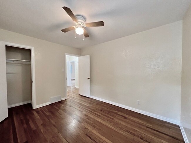 Building Photo - ADORABLE TWO BED IN HILLSIDE NEIGHBORHOOD!