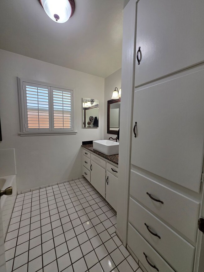 Building Photo - 2 bedroom 2 bathroom in Beverly Glen!