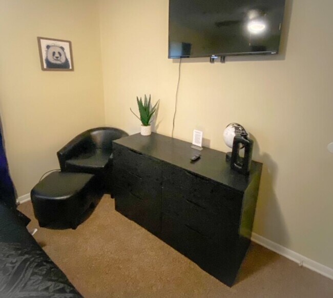 Building Photo - ? 12 Month Lease Pricing ? Fully Furnished Rental Property ? First floor duplex unit. Large yard.