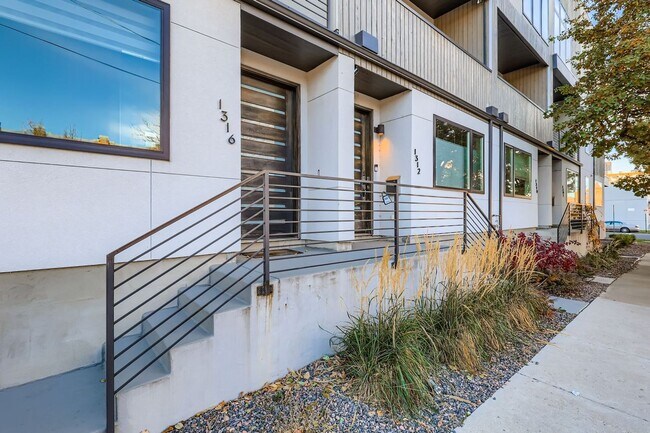 Building Photo - City Park West Home Available Immediately!