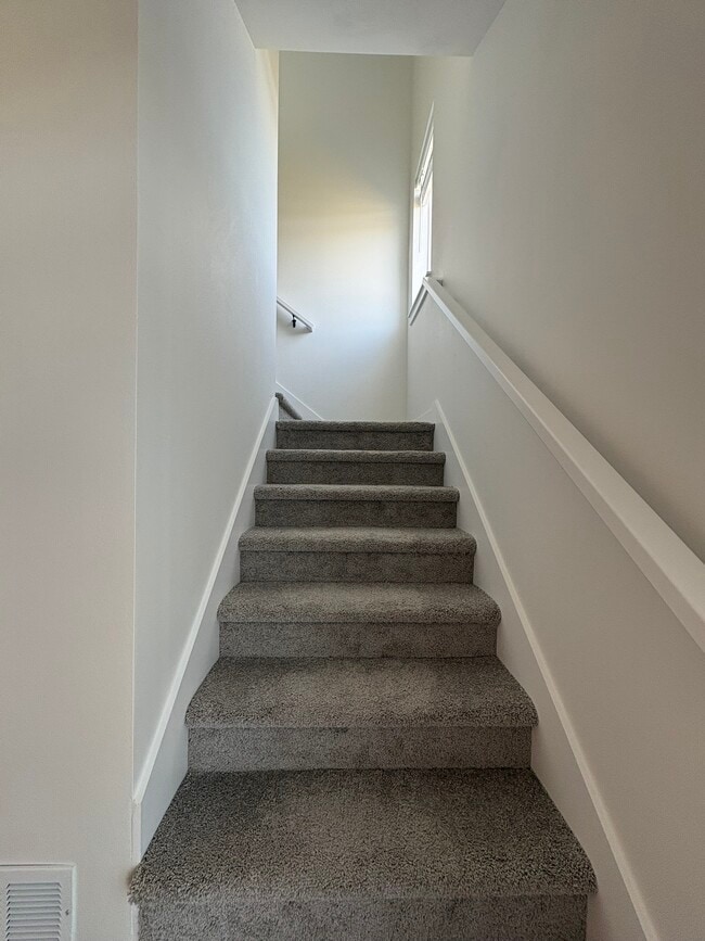 Building Photo - 230 Nw Waverly Dr