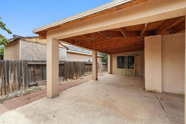 Building Photo - For Rent | 3 Bed / 2 Bath | 2 Car Garage |...