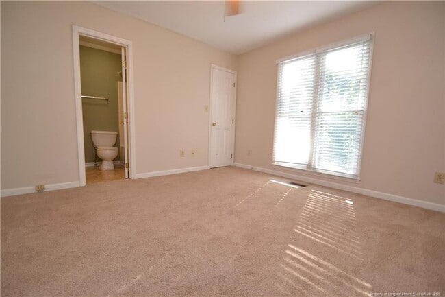 Building Photo - 121 Planetree Ln