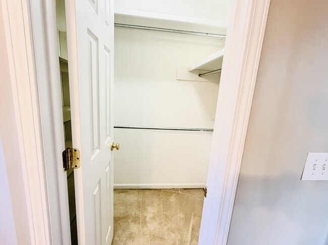 Building Photo - 207 Ivy Park Ln