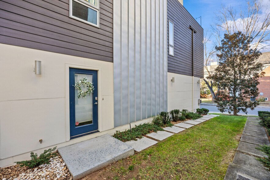 Building Photo - 909A Westbrook Dr