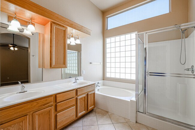 Building Photo - 4bed with pool