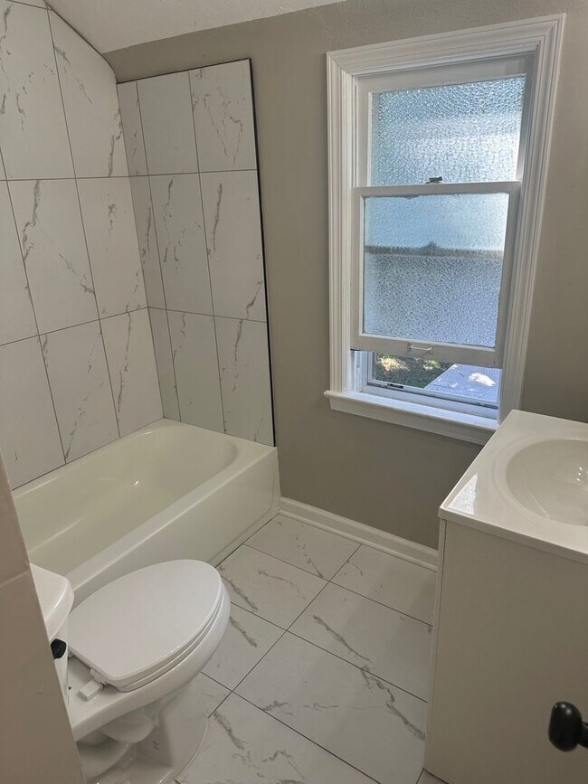 Building Photo - Stunning South Euclid 3 Bedroom