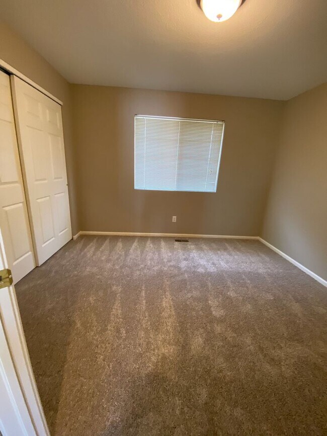 Building Photo - 2662 Paddington Rd