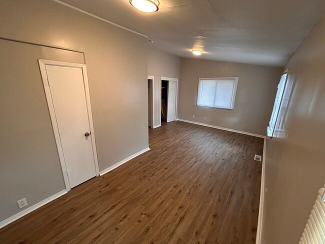 Building Photo - Easy and Breezy on Lakeview