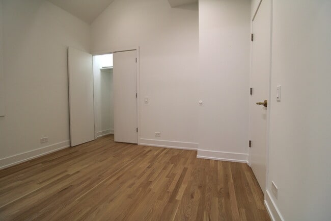 Building Photo - 933 N Ashland Ave
