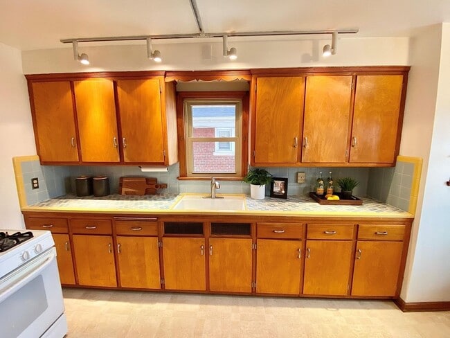 Building Photo - 2787 N Sholes Ave