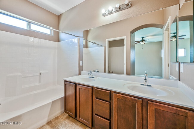 Building Photo - 9406 S 33rd Dr