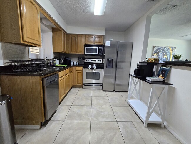 Building Photo - 1430 Parkview Ln