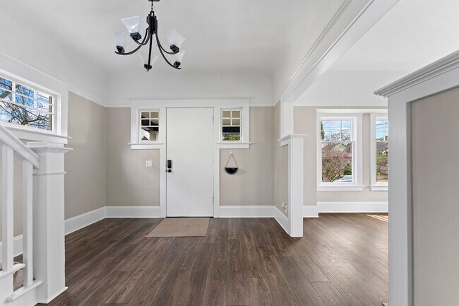 Building Photo - Stunning Craftsmen Beauty 3/1.5  bath 2000 sf! -ALBERTA/CONCORDIA