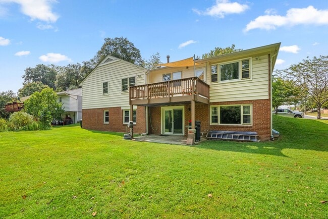 Building Photo - 5 Bed 3 Bath - Chevy Chase Rambler - Move ...