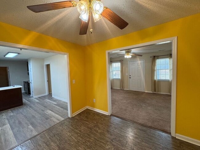 Building Photo - LARGE FENCED YARD, and lawn care INCLUDED