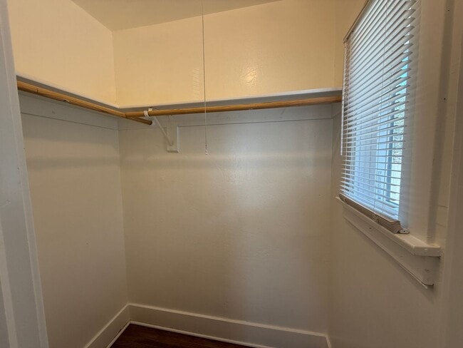 Building Photo - Charming 2 Bed / 1 Bath Corner Lot Home with Wraparound Porch