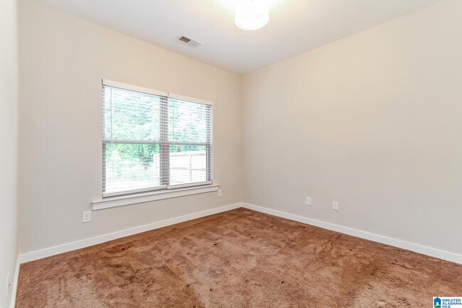 Building Photo - 151 Park Dr N