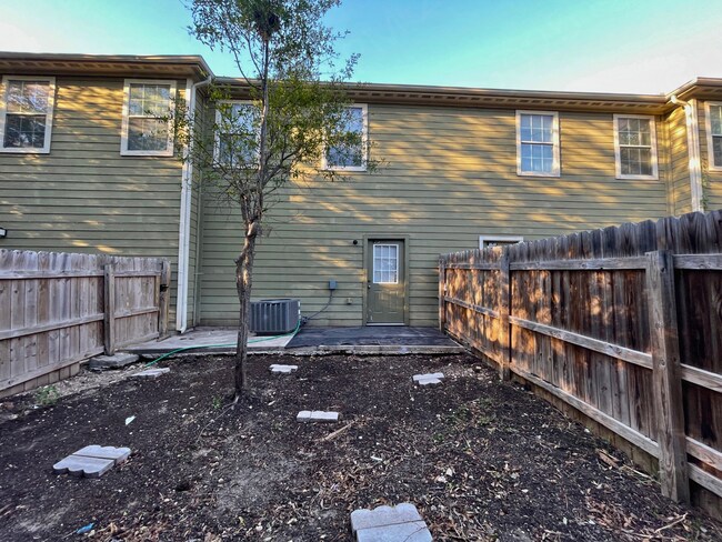Building Photo - Move-In Special! 3-Bed, 2.5-Bath Townhouse...