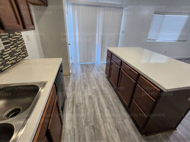 Building Photo - 4 bedroom/ 2 bathroom located in the South...