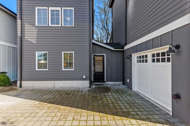 Building Photo - 2Bd/1.75Ba Seattle Condo