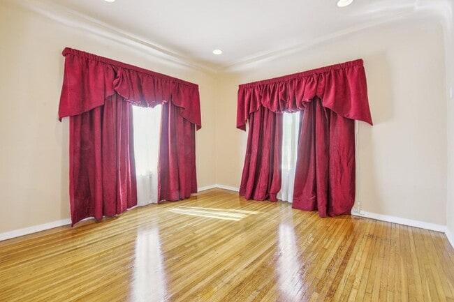 Building Photo - 517 E Chestnut St