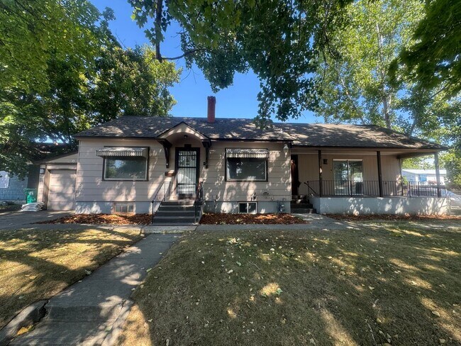 Building Photo - Spacious 4 Bed, 3 Bath Corner Lot Home!