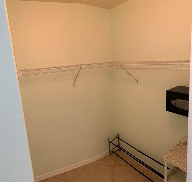 Building Photo - 805 Villa Cir