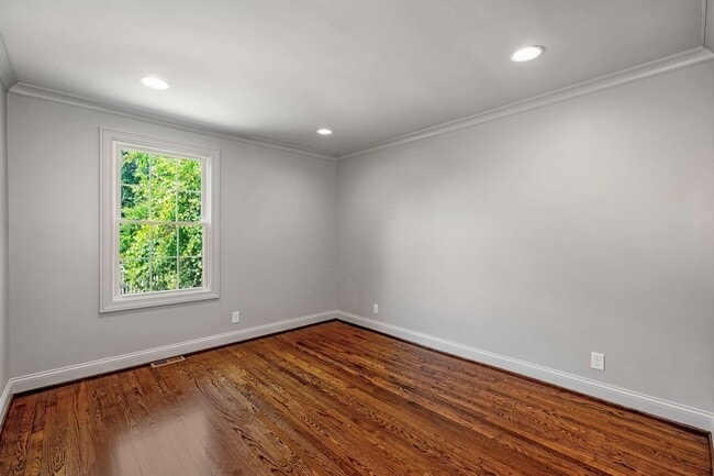 Building Photo - 5656 Kendall Dr