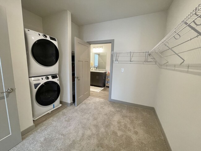 Building Photo - Tuscany | 1 Bed 1 Bath | 786 sf