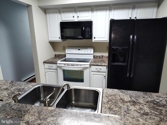 Building Photo - 8566 Dyott Ct