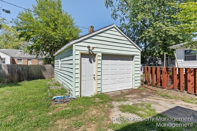 Building Photo - 2945 Roosevelt Rd