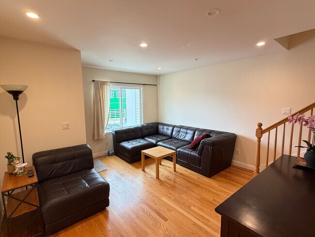 Building Photo - 882