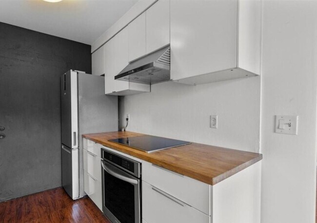 Building Photo - Hancock Park Condo