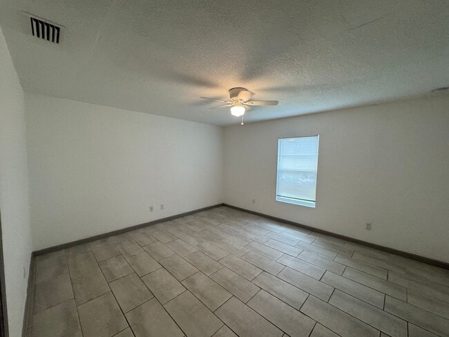 Building Photo - Beautiful 3 Bedroom, 2 Bathroom Home in De...