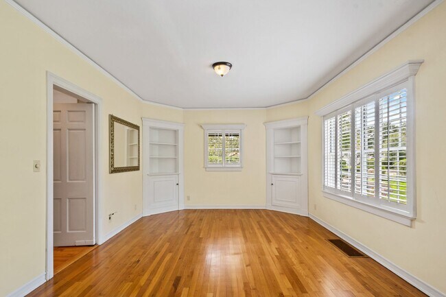 Building Photo - Winter Park Pool Home on half acre lot, st...