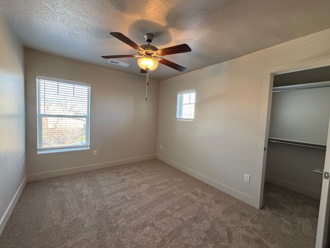 Building Photo - SPACIOUS TOWNHOME FOR RENT!