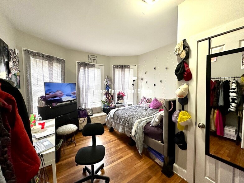 Building Photo - 94 E Cottage St