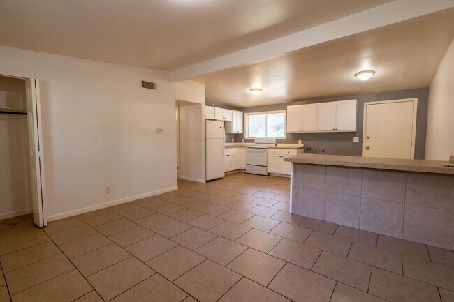 Building Photo - 3 Bed 1 Bath in Tulsa!