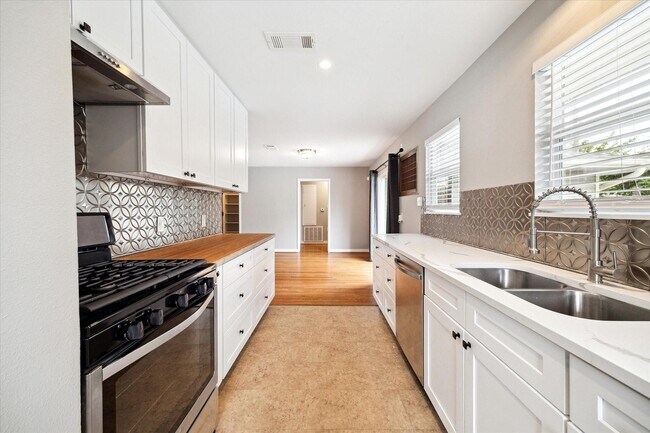 Building Photo - 2009 Sedgie Dr