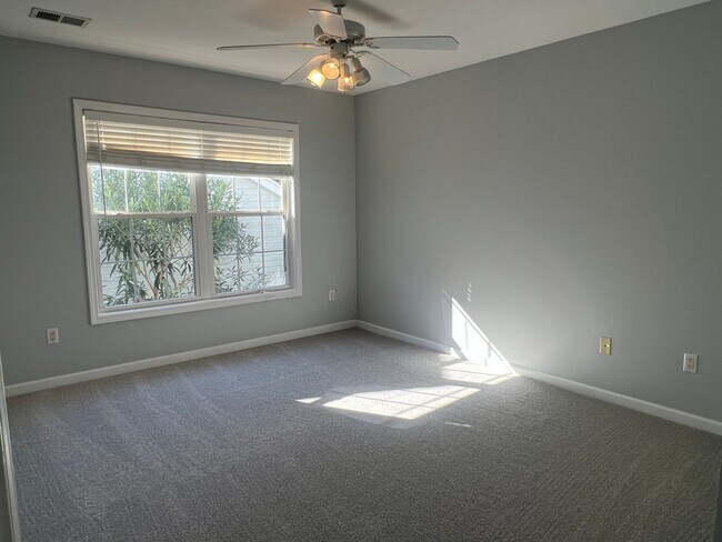 Building Photo - Three Bedroom Home in Pinecrest with Garage