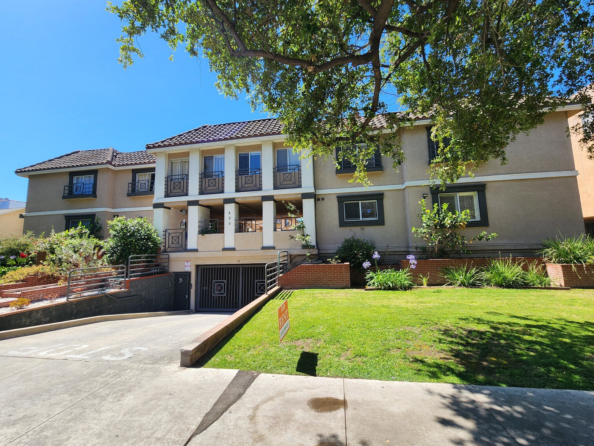 Building Photo - 420 Riverdale Dr