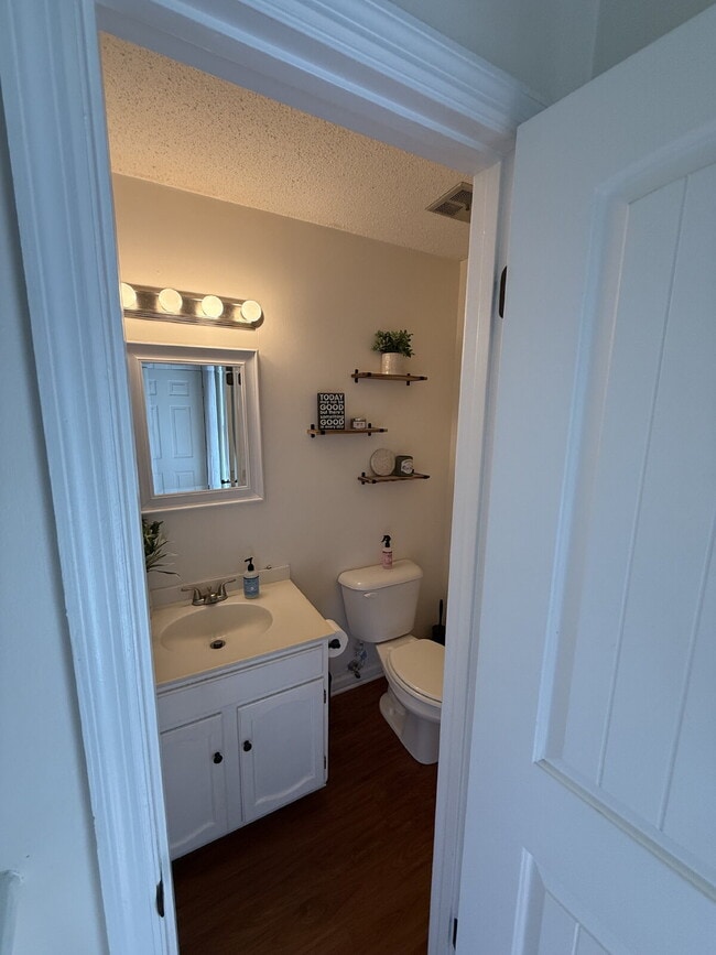 Building Photo - "Charming 3-Bedroom Townhouse Retreat in Beaufort - Spacious 1742 sq ft on Battery Lane!"