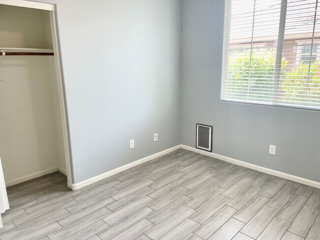 Building Photo - 5 Bedroom/3 Bath Home in Chandler!