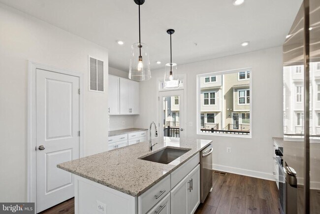 Building Photo - 596 Watermans Dr