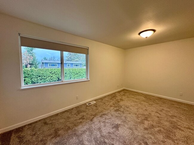Building Photo - Updated Two Bedroom Condo in Keizer