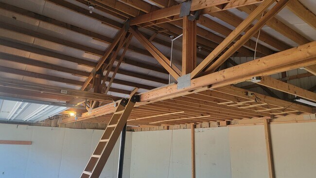 Building Photo - 4 Bedroom South Hill Home With Detached Ga...